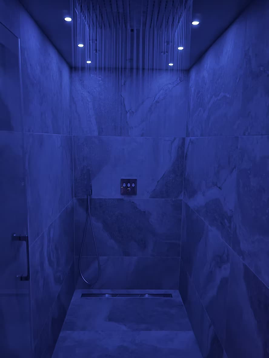 Suite Oak hammam shower with blue LED lighting for a tropical relaxation mood