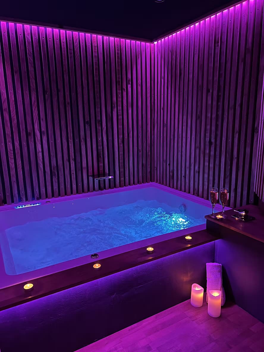Jacuzzi privatif Suite B Spa sous éclairage violet intimiste Le Beausset Var