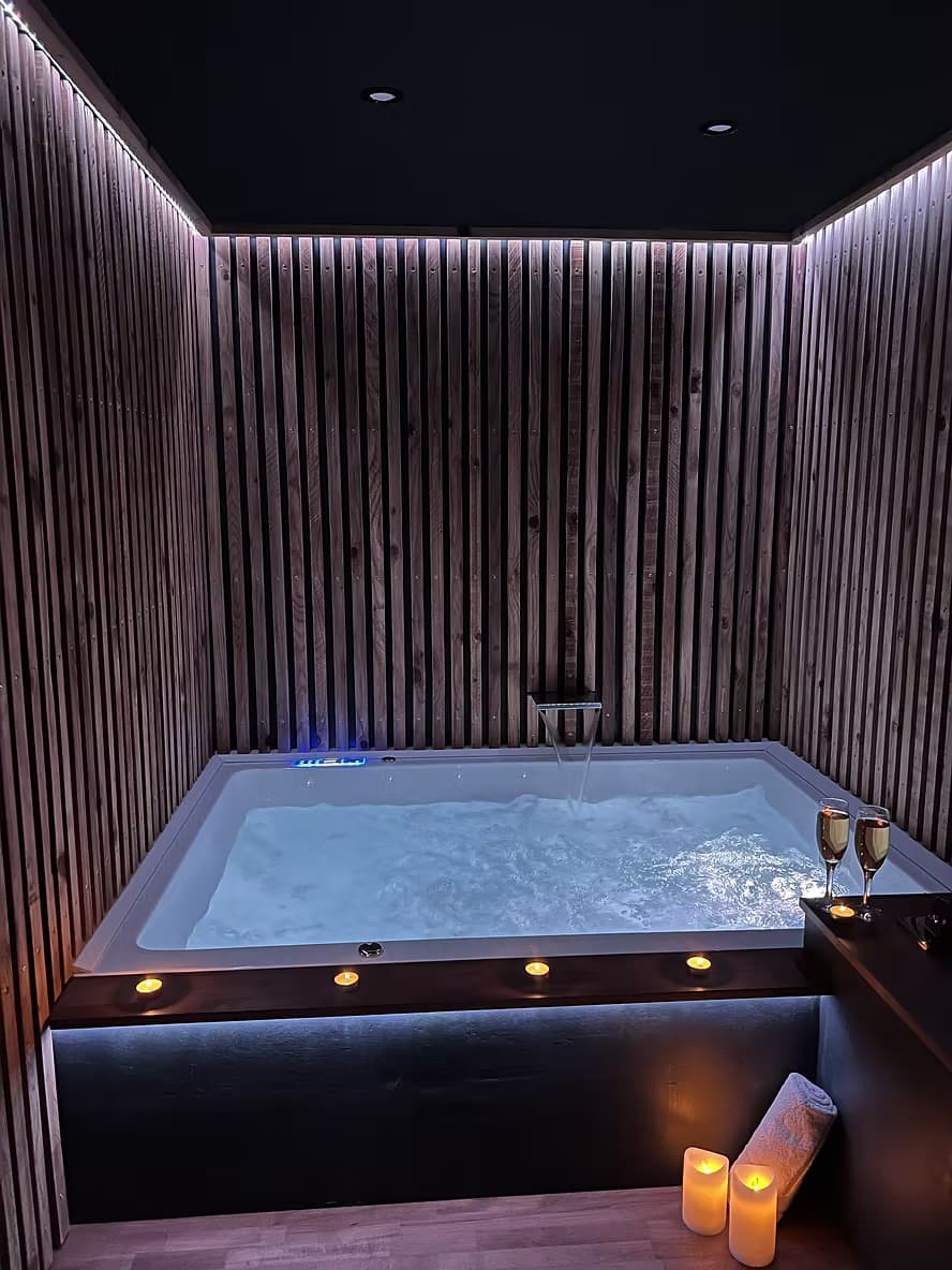 Suite Oak jacuzzi under pure white lighting with serene and minimalist mood
