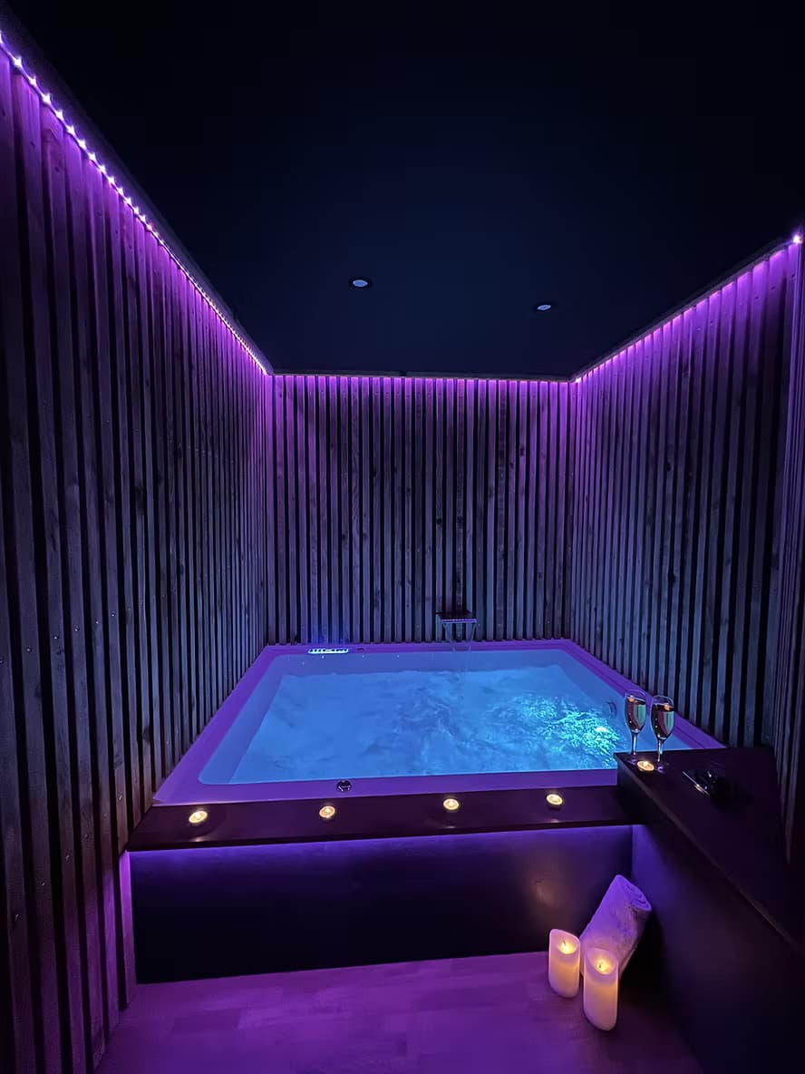 Private two-seater jacuzzi in Suite Oak with soft lighting Le Beausset Var