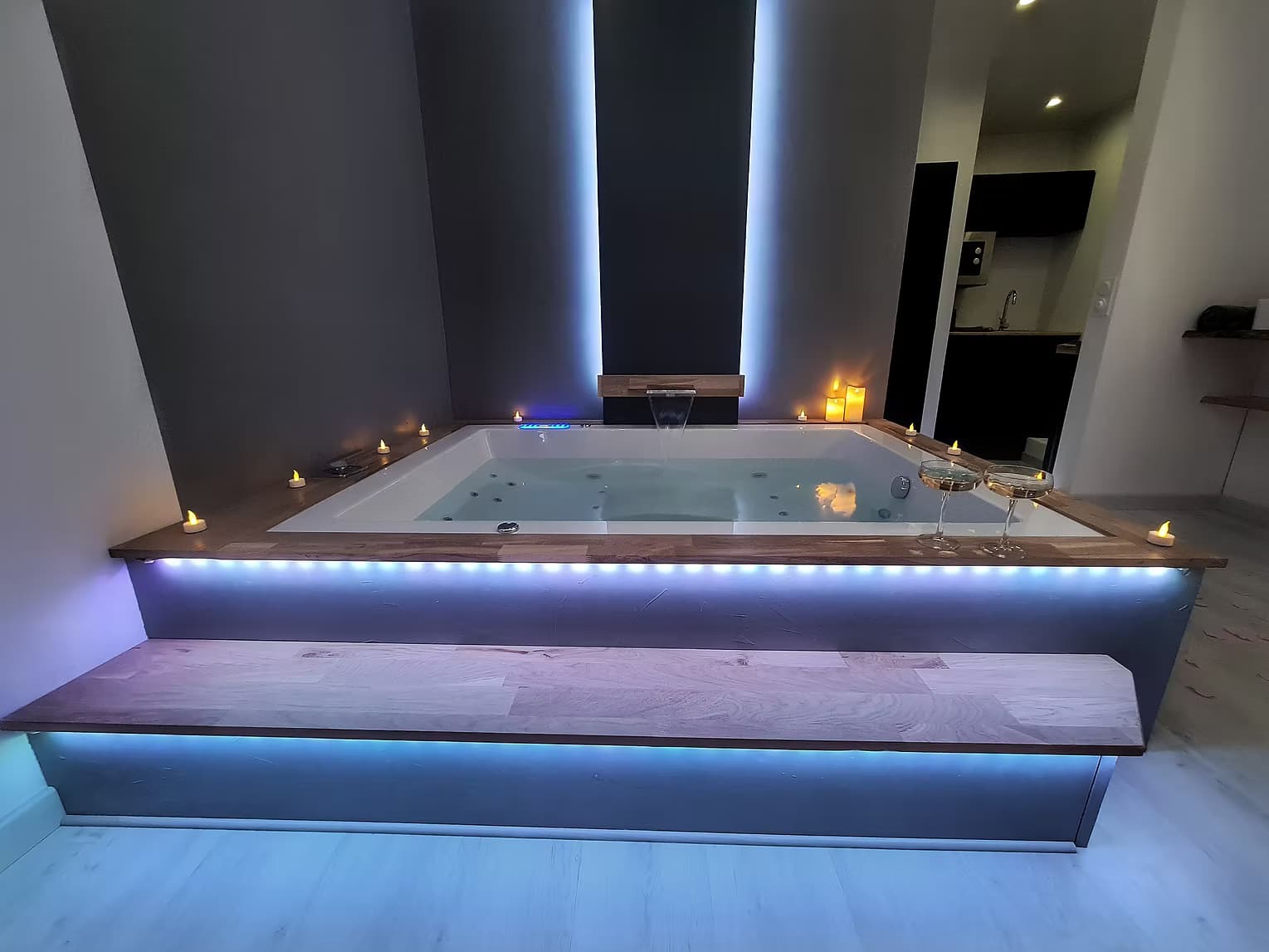 Jacuzzi Suite Wood avec pétales de rose, Prosecco et décoration romantique