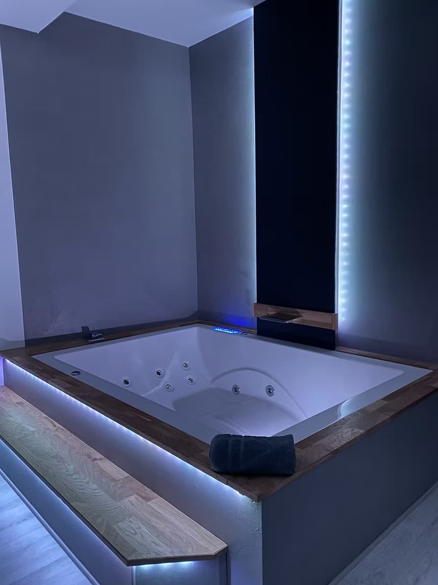 Jacuzzi privatif deux places Suite B Spa Le Beausset pour escapade romantique