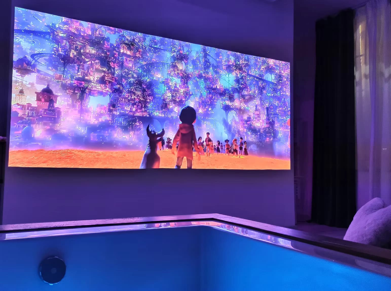 Vue du grand écran 4K depuis le jacuzzi privatif Suite Wood Le Beausset