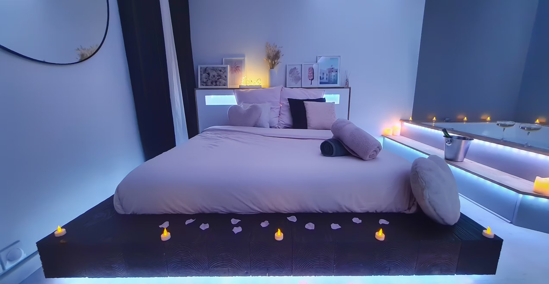 Suite B Spa au Beausset, suite romantique avec jacuzzi et ambiance bleue tamisée